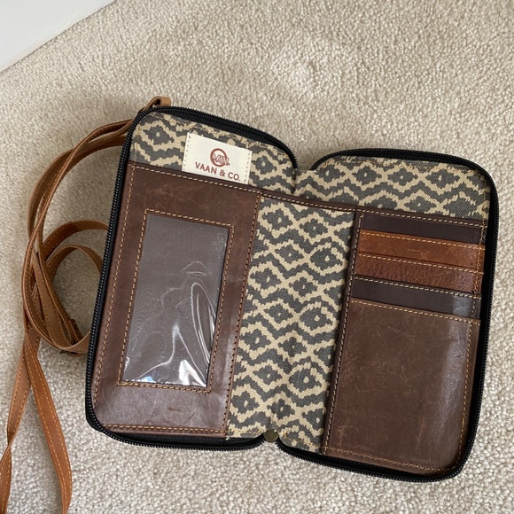 Vaan & Co Crossbody Wallet Bag - Picture 6 of 9